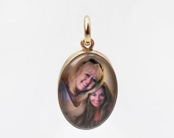 Collar o pulsera con colgante personalizado con foto y baño de oro.