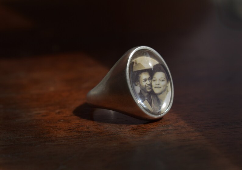 Personalized Photo Ring/ Sterling Silver Large Tapered Smooth Comfort Ring imagem 2