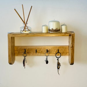 Sleutelhouder van gerecycled hout met plank: handgemaakte rustieke organizer