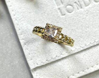 Anel banhado a ouro 18k com zircônia cúbica de corte quadrado