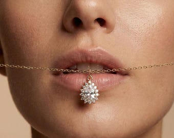 Colar com pingente em formato de gota cravejado com zircônias cúbicas e banho de ouro 18k