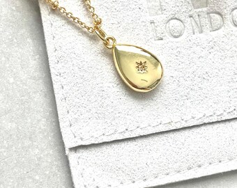 Colar em formato de gota com zircônia cúbica maciça banhada a ouro 18k