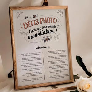 Peut inclure: Un panneau encadré avec les mots "Défis Photo - Capturez des moments inoubliables!" dans une police décorative. Le panneau comprend des instructions pour des défis photo amusants, avec une illustration d'appareil photo. Le cadre est de couleur marron clair.
