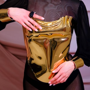 Armatura da regina, corsetto dorato, ragazza televisiva, corsetto modellato da dea, abito da festival, corsetto dorato, abito dell&#39;orgoglio, armatura di Dio, corsetto personalizzato