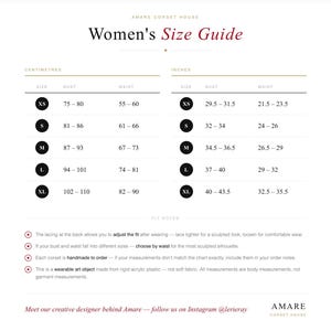 以下が含まれることがあります： Amare Corset Houseのサイズガイド表。バストとウエストの測定値がセンチメートルとインチで記載されています。XSからXLまでのサイズと対応する数値範囲が示され、下部にはフィット感に関する注記が記載されています。