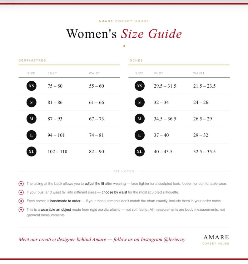 以下が含まれることがあります： Amare Corset Houseのサイズガイド表。バストとウエストの測定値がセンチメートルとインチで記載されています。XSからXLまでのサイズと対応する数値範囲が示され、下部にはフィット感に関する注記が記載されています。