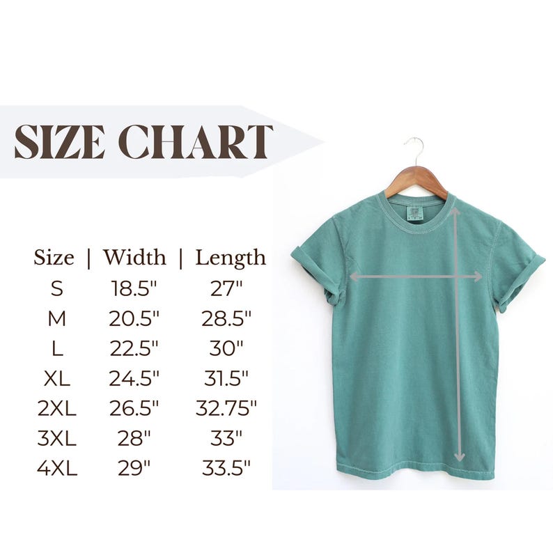 Puede incluir: Una camiseta verde agua cuelga de una percha de madera. Se muestra una tabla de tallas con medidas en pulgadas de ancho y largo, desde la talla peque&ntilde;a hasta la 4XL. Las dimensiones de la camiseta se indican con flechas.