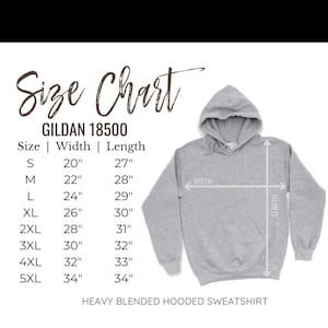 Puede incluir: Una sudadera con capucha gris claro, de mezcla pesada, con una tabla de tallas. La tabla muestra las medidas de ancho y largo en cent&iacute;metros para las tallas S a 5XL. El texto "Size Chart" est&aacute; en una fuente cursiva.