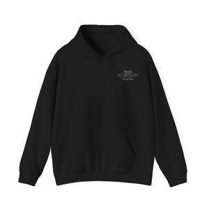 Puede incluir: Sudadera negra con bolsillo delantero y capucha con cord&oacute;n. En la parte superior izquierda del pecho aparece el texto "domin" sobre "Stray Ride" en una fuente estilizada. La sudadera est&aacute; hecha de un material suave.