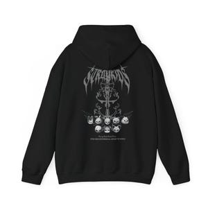 Puede incluir: Sudadera con capucha negra con un dise&ntilde;o gr&aacute;fico en la espalda. El dise&ntilde;o presenta la palabra "Stray Kids" en una fuente estilizada sobre un emblema central y varias caras de animales de dibujos animados. Tambi&eacute;n es visible el texto "STRAY KIDS EVERYWHERE ALL AROUND THE WORLD".