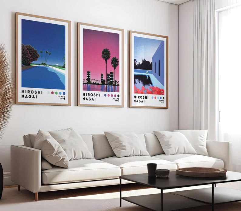 Op de afbeelding: Drie ingelijste prints met een retro-ontwerp met een zwembad en palmbomen. De prints zijn getiteld "Hiroshi Nagai" en hebben een kleurenpalet van blauw, roze en groen.