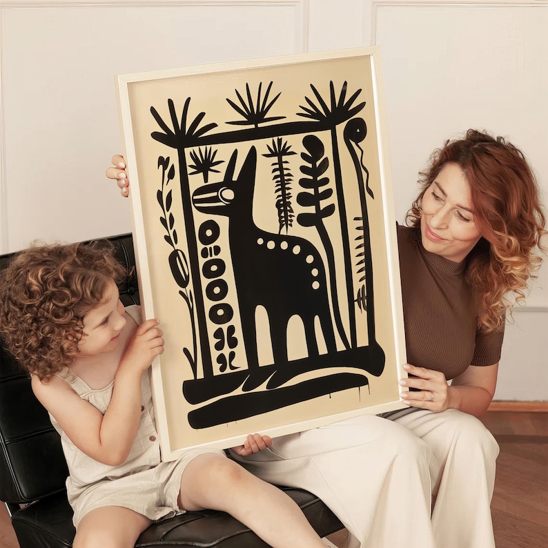 Op de afbeelding: Een zwart-witte illustratie van een gestileerd dier met een lange nek en een lange staart, omringd door gestileerde planten in zwart-wit. De illustratie is gedrukt op een beige achtergrond en ingelijst in een wit frame.