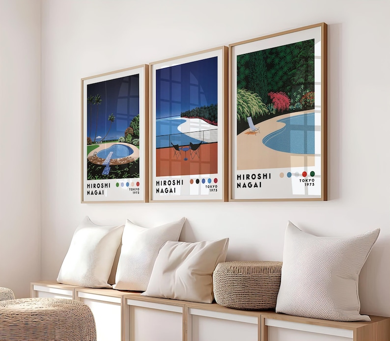 Op de afbeelding: Drie ingelijste prints van een zwembadsc&egrave;ne met de tekst "HIROSHI NAGAI TOKYO 1973" onderaan elke print.