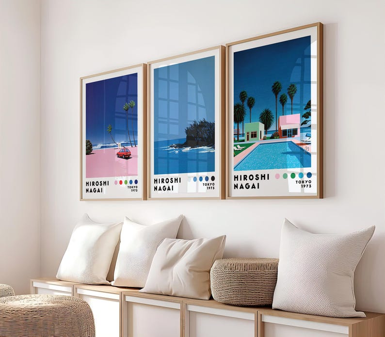 Op de afbeelding: Drie ingelijste prints met een retro-esthetiek met een strandscene, een palmboom en een zwembad met een gebouw op de achtergrond. De prints zijn allemaal van Hiroshi Nagai en zijn getiteld "Tokyo 1973".