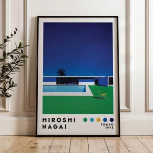 Może przedstawiać: Minimalistyczny plakat z niebieskim niebem, białym domem z basenem i żółtym krzesłem. Plakat autorstwa Hiroshi Nagai, Tokio 1973.