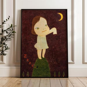 Könnte beinhalten: Gerahmter Kunstdruck mit einem Cartoon-Mädchen mit grünen Augen und braunen Haaren, das ein hellgrünes Kleid trägt. Sie steht auf einem grünen Hügel unter einem gelben Halbmond. Das Wort "Z" wird mit "z"s unter dem Hügel wiederholt.