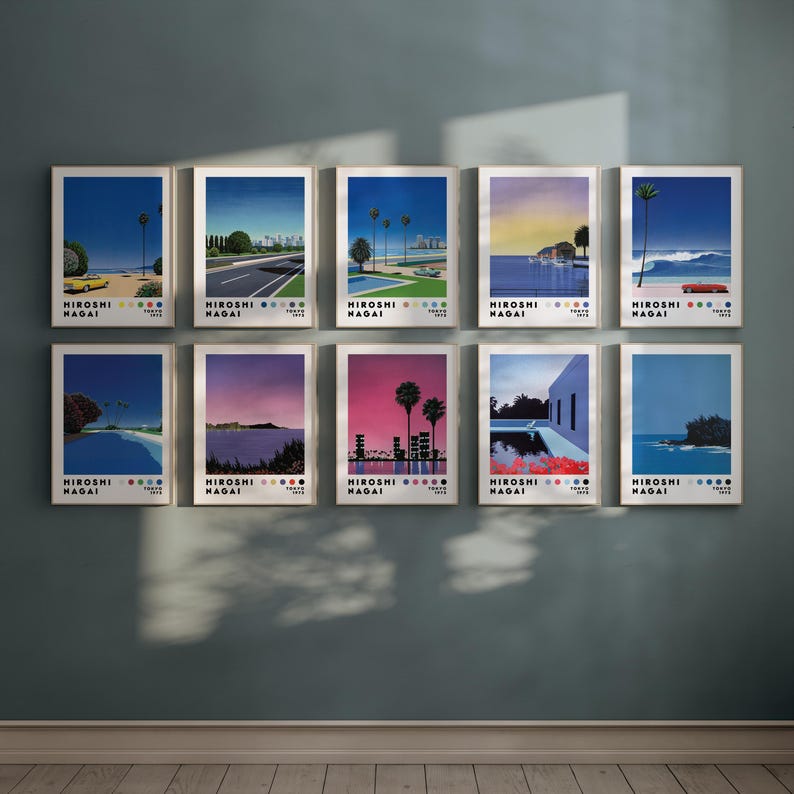 Op de afbeelding: Een set van tien ingelijste prints met kleurrijke, retro-stijl illustraties van stadsgezichten, stranden en zwembaden. Elke print heeft de naam van de kunstenaar, "HIROSHI NAGAI", en de tekst "TOKYO 1982" onderaan.