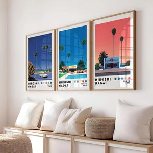 Op de afbeelding: Drie ingelijste prints met een retro-esthetiek met palmbomen, een zwembad en een gebouw met de tekst "Hiroshi Nagai" en "Tokyo 1973".