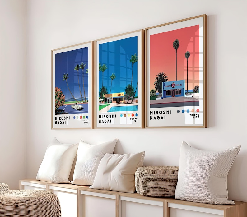 Op de afbeelding: Drie ingelijste prints met een retro-esthetiek met palmbomen, een zwembad en een gebouw met de tekst "Hiroshi Nagai" en "Tokyo 1973".