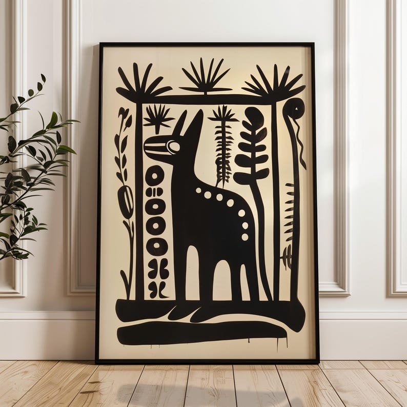 Op de afbeelding: Zwart-witte illustratie van een gestileerd dier dat in een bos staat. Het dier heeft een lange nek en een gevlekt lichaam. Het bos is vol met bomen en planten.