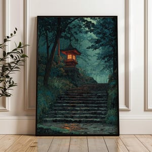 Può includere: Stampa artistica incorniciata raffigurante una pagoda giapponese con una luce brillante, ambientata in una lussureggiante foresta verde e gradini di pietra. L'opera d'arte evoca un'atmosfera serena e nebbiosa, con un focus sulla natura e sull'architettura tradizionale. La tavolozza dei colori è dominata da verdi e blu.