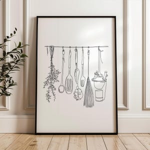 Puede incluir: Un dibujo en blanco y negro de utensilios de cocina colgados de un alambre. Los utensilios incluyen una cuchara, una espátula, un tenedor, un batidor, una escoba y un manojo de hierbas.