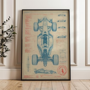 Może przedstawiać: Oprawiony wydruk w stylu planu technicznego bolidu Formuły 1. Grafika przedstawia szczegółowy widok z góry samochodu w niebieskich liniach, z dodatkowymi widokami z boku i technicznymi adnotacjami w kolorze czerwonym. Wydruk jest w czarnej ramie.