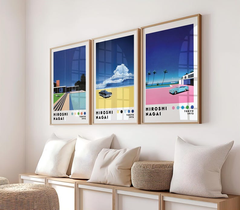 Op de afbeelding: Drie ingelijste kunstprints met een retro-esthetiek. De prints tonen een blauwe lucht, palmbomen, een auto en een huis. De prints zijn getiteld "Hiroshi Nagai" en "Tokyo 1973".