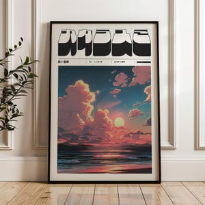 Könnte beinhalten: Gerahmter Kunstdruck mit einem Sonnenuntergang über dem Meer mit rosa und orangefarbenen Wolken. Der obere Teil des Drucks zeigt schwarz-weiße Gläserillustrationen mit japanischem Text. Der Druck ist in einem schwarzen Rahmen.