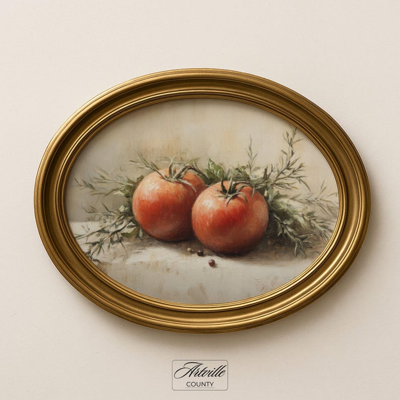 Pu&ograve; includere: Dipinto ovale incorniciato con due pomodori rossi maturi con rametti verdi. L'opera d'arte ha una cornice color oro e uno sfondo neutro. Il dipinto &egrave; firmato "Artville County".