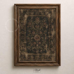 Peut inclure: Une œuvre d'art murale rectangulaire présentant un motif floral sombre et vieilli dans des tons de noir, de brun et d'or sourd, encadrée par un cadre épais en bois sombre patiné. Le texte Artville County est visible en bas au centre.
