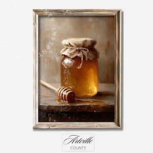 Pode incluir: Um frasco de vidro de mel com uma tampa de estopa e um bastão de mel de madeira. O frasco está sentado em uma mesa de madeira com um fundo marrom.