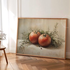 Pu&ograve; includere: Dipinto con cornice di natura morta con due pomodori rossi maturi e rametti verdi. L'opera d'arte &egrave; ambientata su uno sfondo neutro e incorniciata in una cornice di legno marrone chiaro. Il dipinto evoca un'estetica rustica e vintage.
