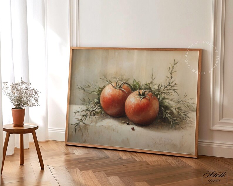Pu&ograve; includere: Dipinto con cornice di natura morta con due pomodori rossi maturi e rametti verdi. L'opera d'arte &egrave; ambientata su uno sfondo neutro e incorniciata in una cornice di legno marrone chiaro. Il dipinto evoca un'estetica rustica e vintage.
