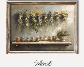 Può includere: Un dipinto incorniciato di una cucina rustica con uno scaffale in legno che contiene barattoli di erbe e spezie. Erbe essiccate pendono dal muro sopra lo scaffale. Il dipinto ha uno sfondo blu chiaro e una cornice in legno.