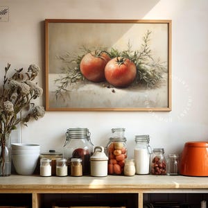 Pu&ograve; includere: Un dipinto incorniciato di natura morta di due pomodori rossi con rametti verdi. Il dipinto &egrave; appeso sopra un piano di lavoro in legno con vari barattoli di vetro, una ciotola di ceramica bianca e un bollitore arancione. L'immagine ha un'estetica calda e invitante.