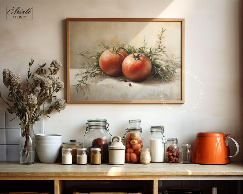 Pu&ograve; includere: Un dipinto incorniciato di natura morta di due pomodori rossi con rametti verdi. Il dipinto &egrave; appeso sopra un piano di lavoro in legno con vari barattoli di vetro, una ciotola di ceramica bianca e un bollitore arancione. L'immagine ha un'estetica calda e invitante.
