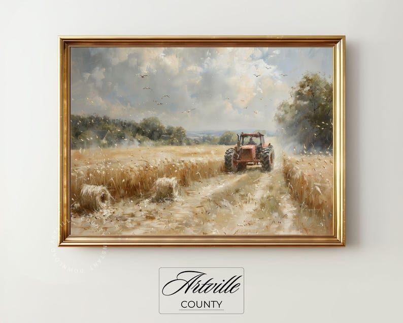 Puede incluir: Una pintura de paisaje enmarcada representa un tractor rojo conduciendo por un campo de trigo bajo un cielo nublado. Dos balas de heno est&aacute;n en primer plano. La pintura tiene un marco dorado y el texto "Artville County" en la parte inferior.