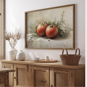 Pu&ograve; includere: Una stampa incorniciata raffigurante una natura morta di due pomodori rossi e ramoscelli verdi. L'opera d'arte &egrave; in una cornice di legno. La stampa &egrave; appesa sopra un mobile in legno con un disegno intrecciato sulle ante.