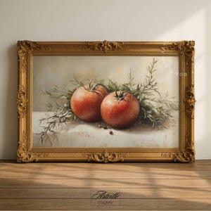 Pu&ograve; includere: Un dipinto incorniciato di natura morta con due pomodori rossi maturi con rametti verdi. Il dipinto &egrave; in una cornice dorata ornata, appoggiato su una superficie di legno. Il dipinto &egrave; firmato "Artville County".