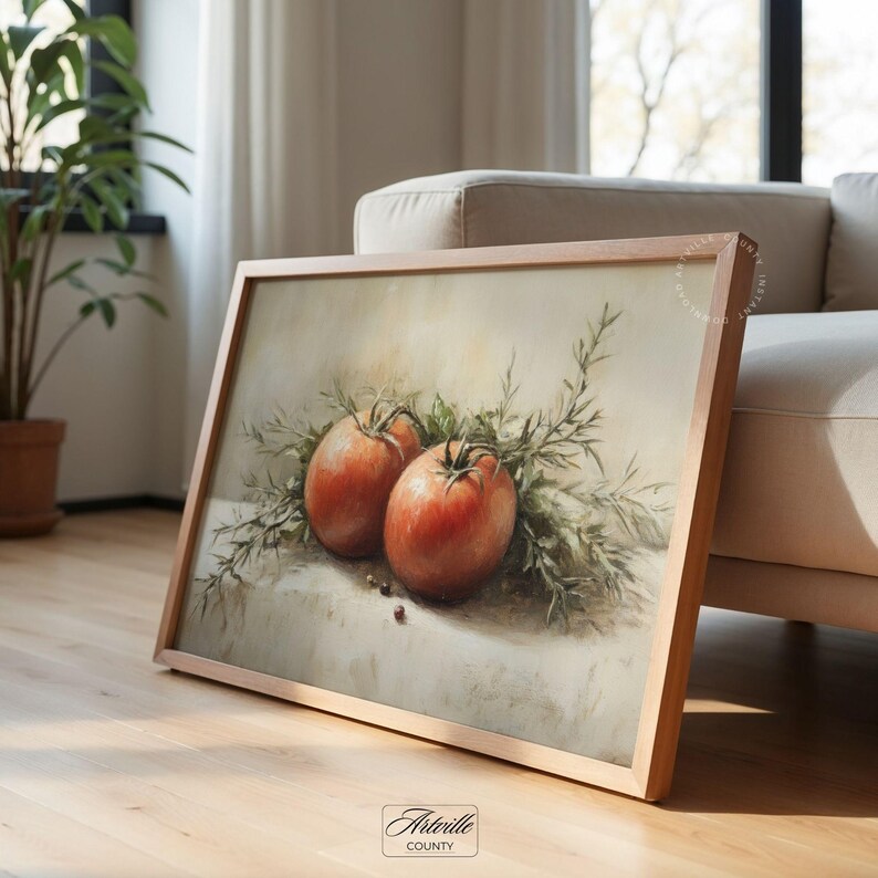 Pu&ograve; includere: Una stampa artistica incorniciata con due pomodori rossi maturi con rametti verdi. L'opera d'arte ha uno sfondo neutro ed &egrave; racchiusa in una cornice di legno. La stampa &egrave; firmata "Artville County".