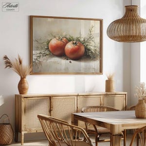 Pu&ograve; includere: Dipinto incorniciato di due pomodori rossi e rametti verdi. L'opera d'arte &egrave; appesa sopra un mobile in legno con ante in canna intrecciata. Una lampada a sospensione intrecciata &egrave; appesa sopra un tavolo e sedie in legno.