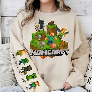 Design de camiseta MomCraft personalizado, nomes de jogadores de pixel em alta na manga PNG, personagens de jogos PNG, presente de feliz dia das mães, jogos em alta