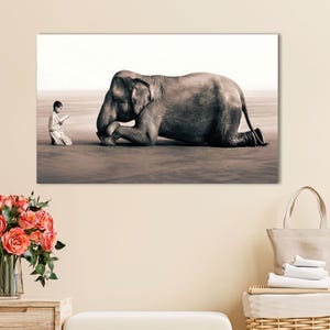 Stampa su tela con elefante e bambino - Poster con tenero momento di lettura in scena desertica - Stampa emozionale con animali per la cameretta dei bambini, decorazione tranquilla