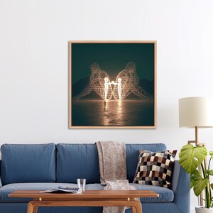 Op de afbeelding: Een ingelijste kunstdruk met een surrealistische sc&egrave;ne. Twee draadfiguren staan tegenover elkaar en stralen een warm licht uit. Een kleine figuur staat tussen hen in. De kunstwerk is tegen een donkere achtergrond.