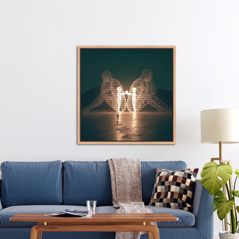 Op de afbeelding: Een ingelijste kunstdruk met een surrealistische sc&egrave;ne. Twee draadfiguren staan tegenover elkaar en stralen een warm licht uit. Een kleine figuur staat tussen hen in. De kunstwerk is tegen een donkere achtergrond.