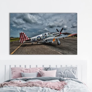 WWII Kampfflugzeug Leinwanddruck - Vintage Militärflugzeug Poster mit stürmischem Himmel - Luftfahrt Wandkunst für Büro, Hangar oder Manneshöhlen-Dekor