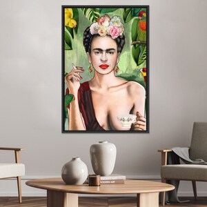 Puede incluir: Una pintura digital de Frida Kahlo con una corona de flores, l&aacute;piz labial rojo y un cigarrillo en la mano. Lleva un vestido rojo y sostiene una taza de t&eacute;. El fondo es una jungla verde con loros.