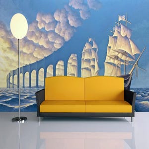 Puede incluir: Un sof&aacute; amarillo delante de un mural de pared que representa un puente y barcos de vela contra un cielo azul con nubes blancas.