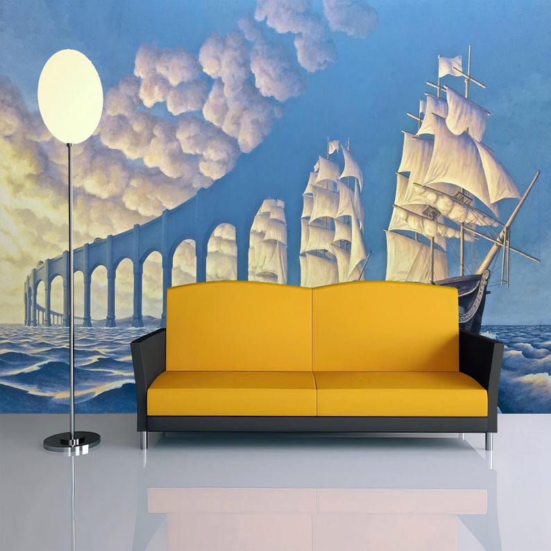 Puede incluir: Un sof&aacute; amarillo delante de un mural de pared que representa un puente y barcos de vela contra un cielo azul con nubes blancas.